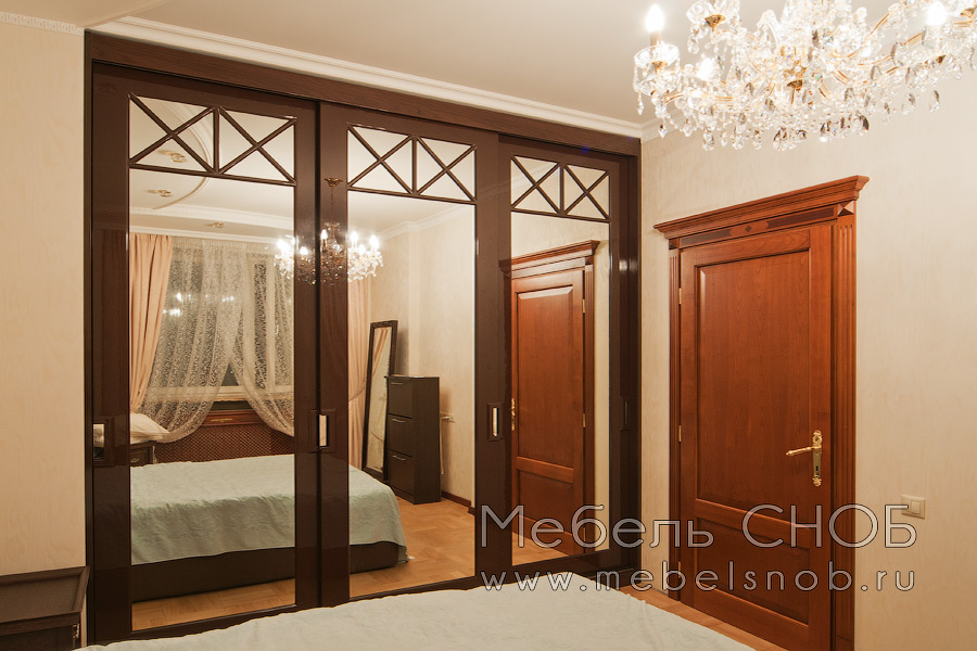 Шкаф-купе выполнен в стиле классика, раздвижные двери изготовлены из МДФ с эмалью высокий глянец, цвет подобран по каталогу RAL. Шкаф-купе выполнен в стиле классика, раздвижные двери изготовлены из МДФ с эмалью высокий глянец, цвет подобран по каталогу RAL.