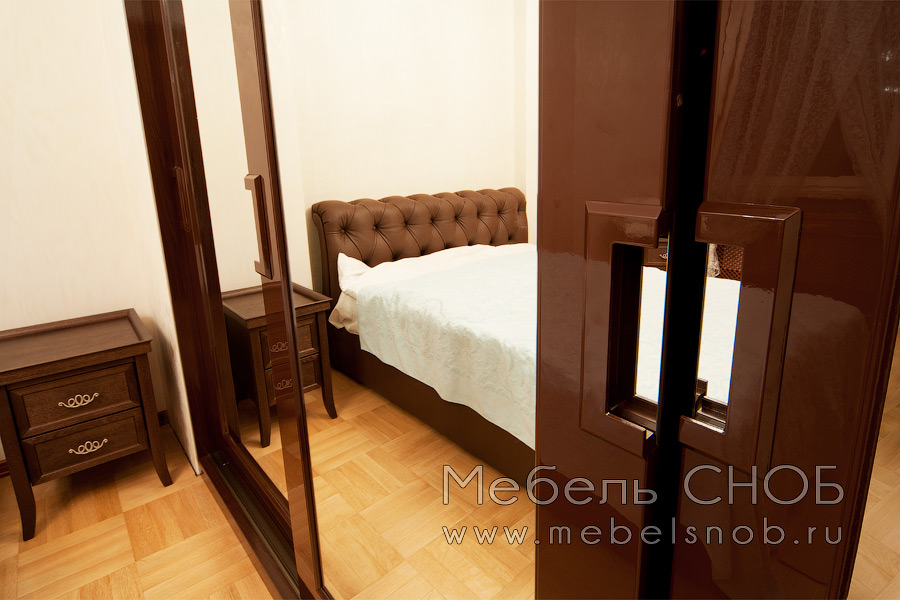 В дверях выполнена фигурная фрезеровка по предварительным эскизам заказчика. В качестве вставок использованы зеркала. Ручки изготовлены из МДФ с зеркальными элементами. В дверях выполнена фигурная фрезеровка по предварительным эскизам заказчика. В качестве вставок использованы зеркала. Ручки изготовлены из МДФ с зеркальными элементами.