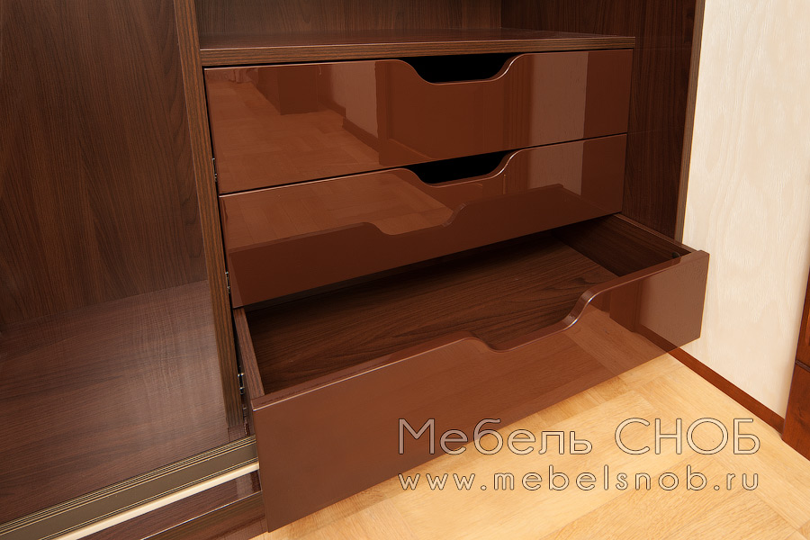 Внутренние элементы шкафа-купе также покрыты глянцевым лаком. Внутренние элементы шкафа-купе также покрыты глянцевым лаком.