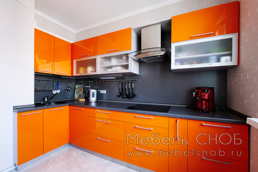 В дальнейшем на фасады наносится глянцевый лак и полировка. В дальнейшем на фасады наносится глянцевый лак и полировка.