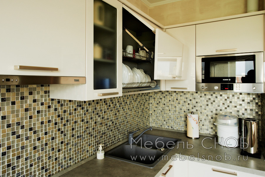 В дальнейшем на фасады наносится глянцевый лак и полировка.