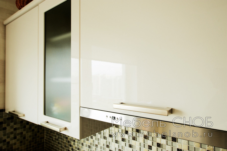 В результате двери получают яркий сияющий цвет с отражающим покрытием.